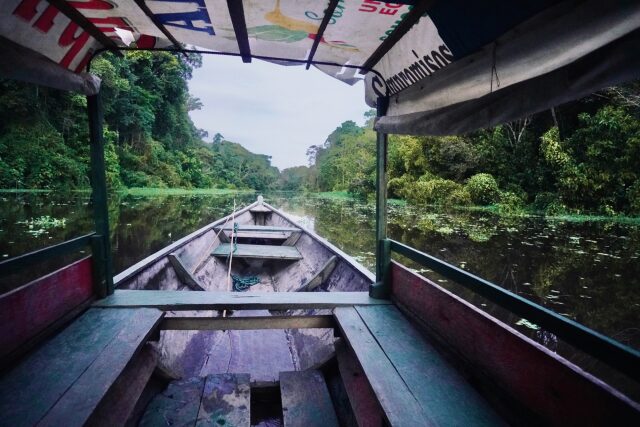 Navigazione nella foresta amazzonica colombiana