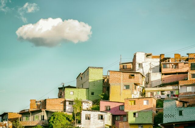 Quartiere colorato sulle colline di Medellín in Colombia